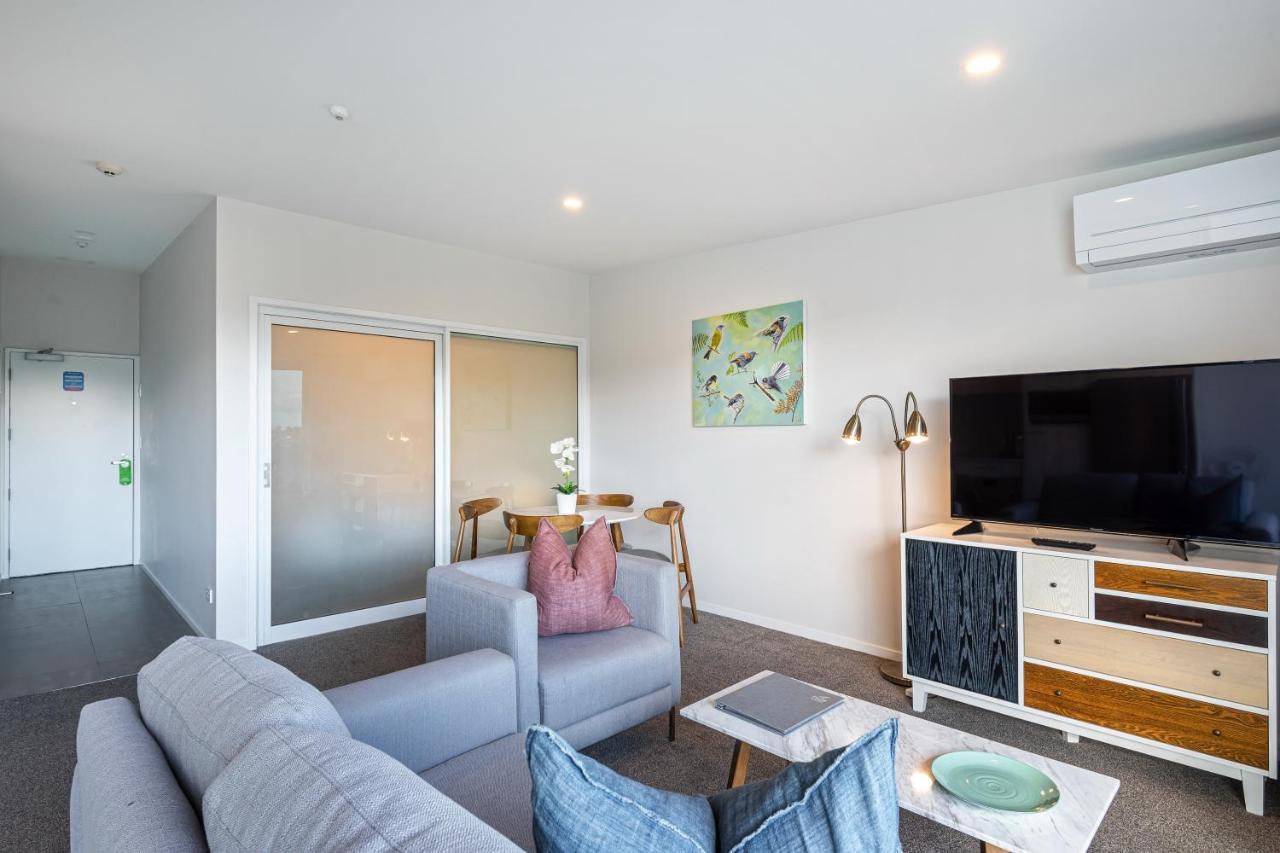 Fernz Motel & Apartments Birkenhead Auckland Extérieur photo A living room in a serviced apartment in Auckland, New Zealand