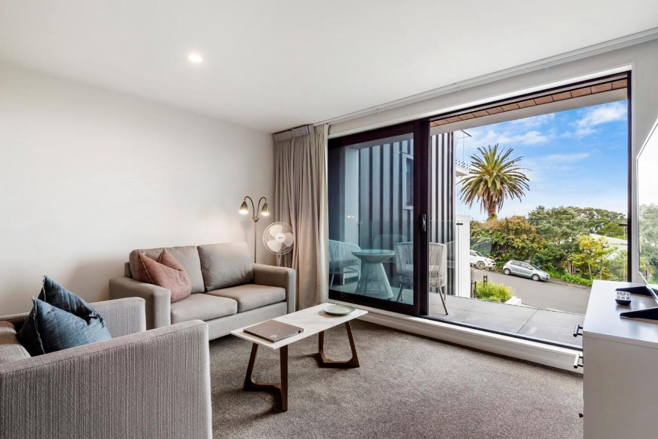 Fernz Motel & Apartments Birkenhead Auckland Extérieur photo A living room in a typical apartment