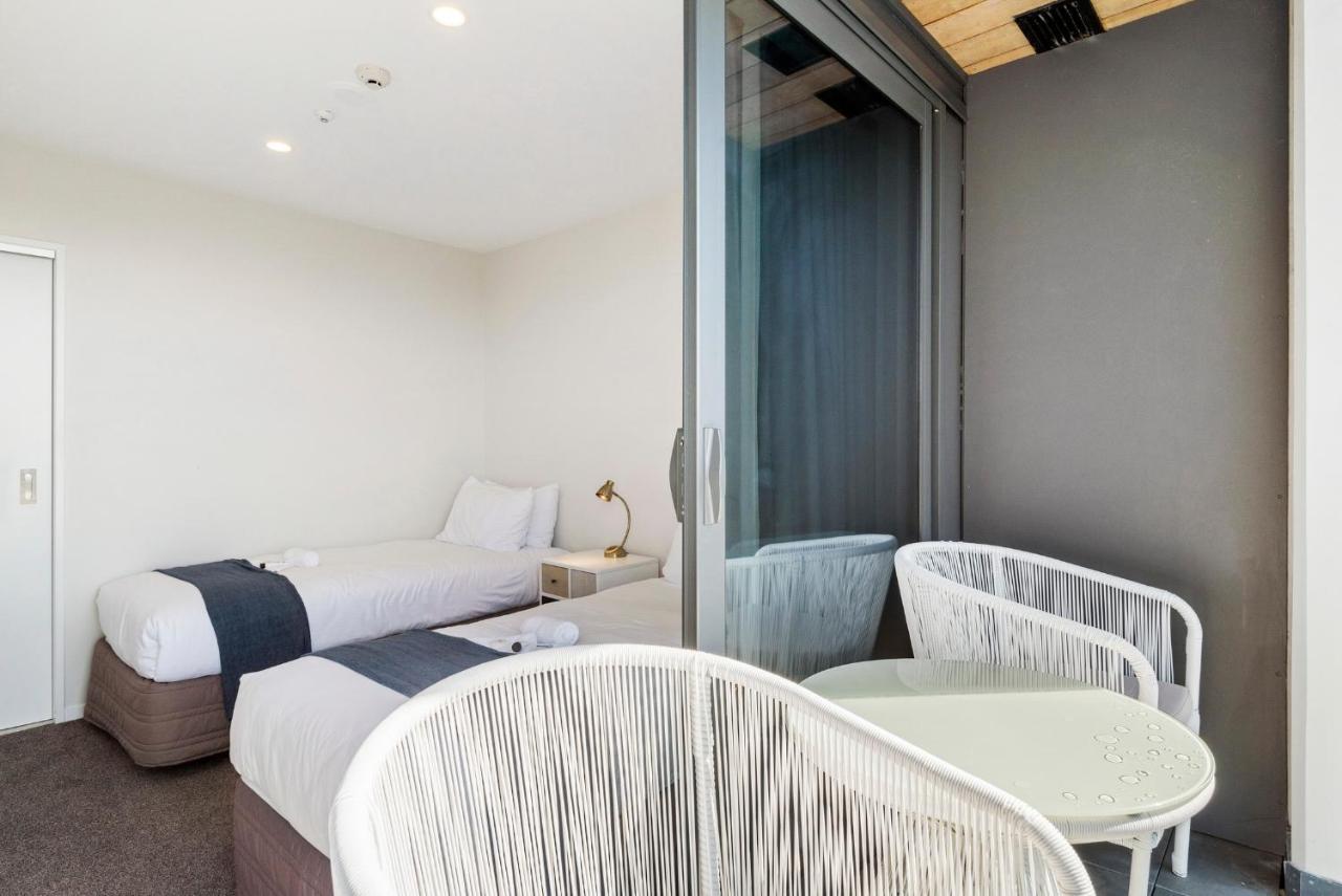 Fernz Motel & Apartments Birkenhead Auckland Extérieur photo A balcony at the hotel