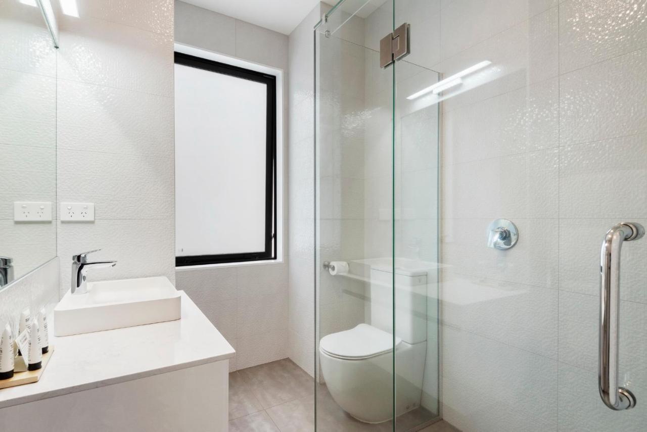 Fernz Motel & Apartments Birkenhead Auckland Extérieur photo A shower enclosure