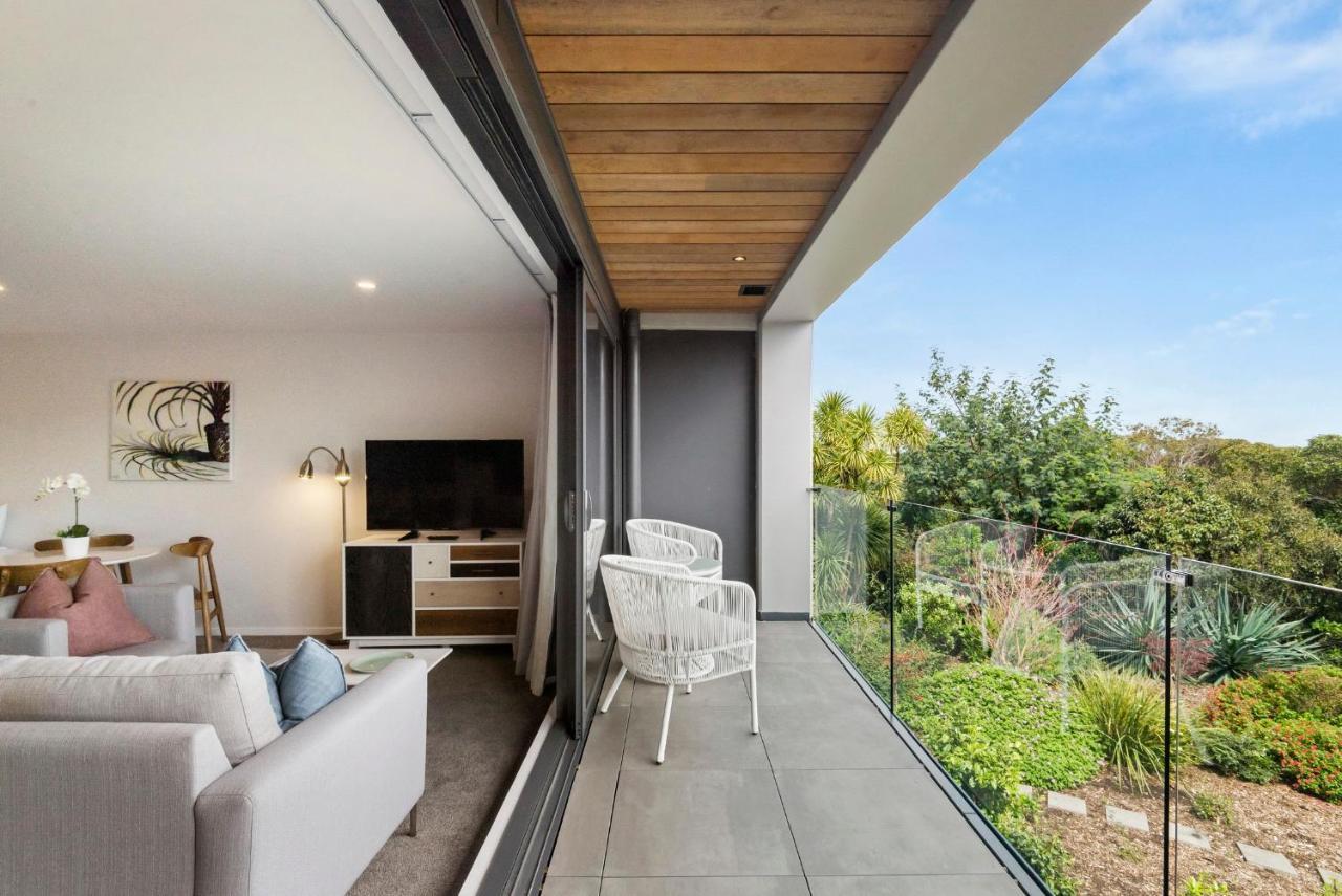 Fernz Motel & Apartments Birkenhead Auckland Extérieur photo A balcony in a residential apartment