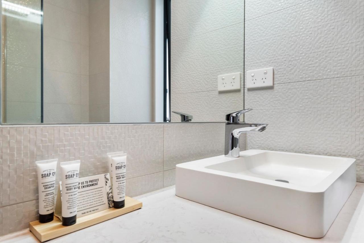 Fernz Motel & Apartments Birkenhead Auckland Extérieur photo G.H.M. products in a hotel bathroom
