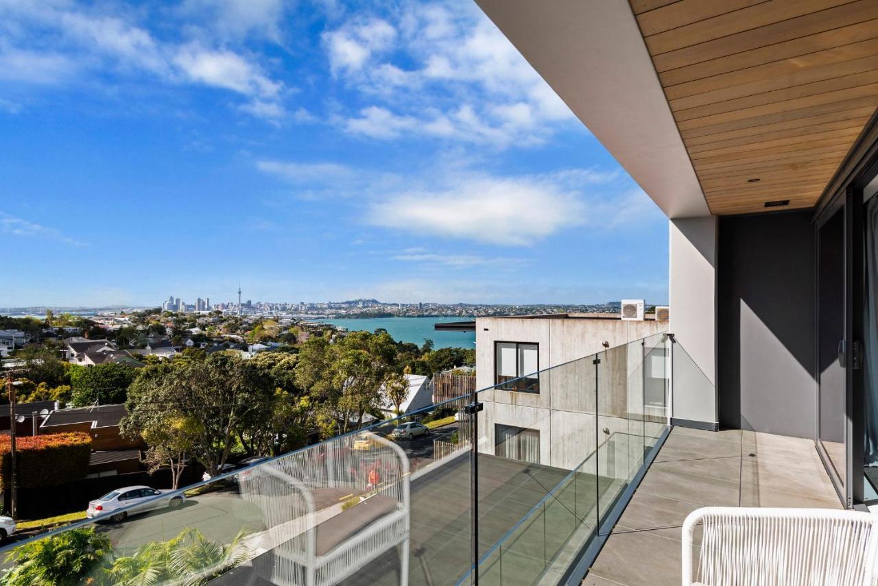 Fernz Motel & Apartments Birkenhead Auckland Extérieur photo View from apartment