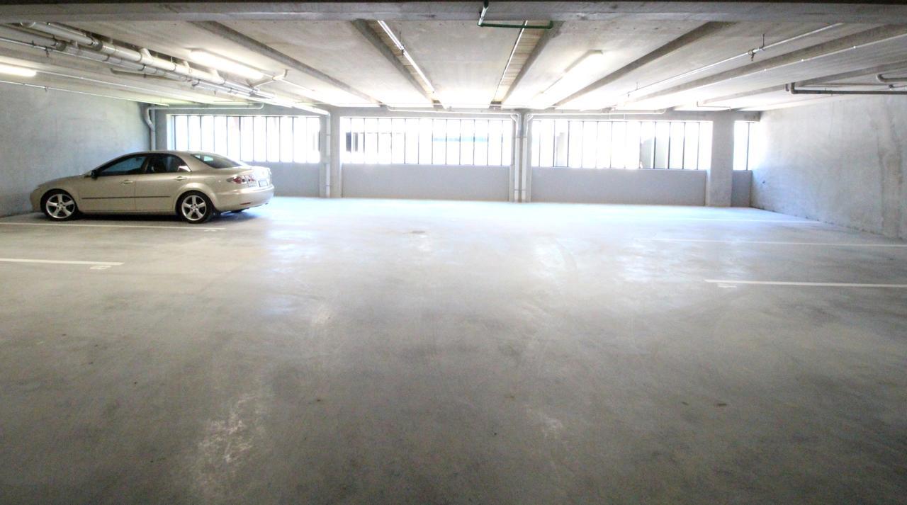 Fernz Motel & Apartments Birkenhead Auckland Extérieur photo A car in a parking garage